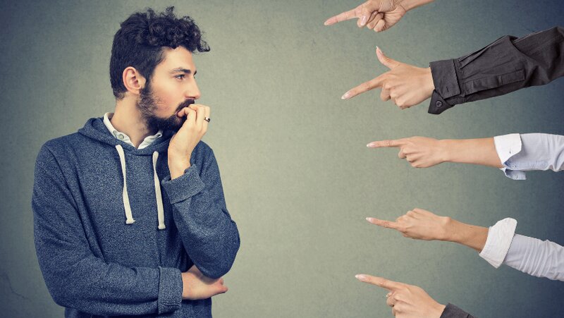 Un homme qui ressent de la pression à cause de la peur de l'échec