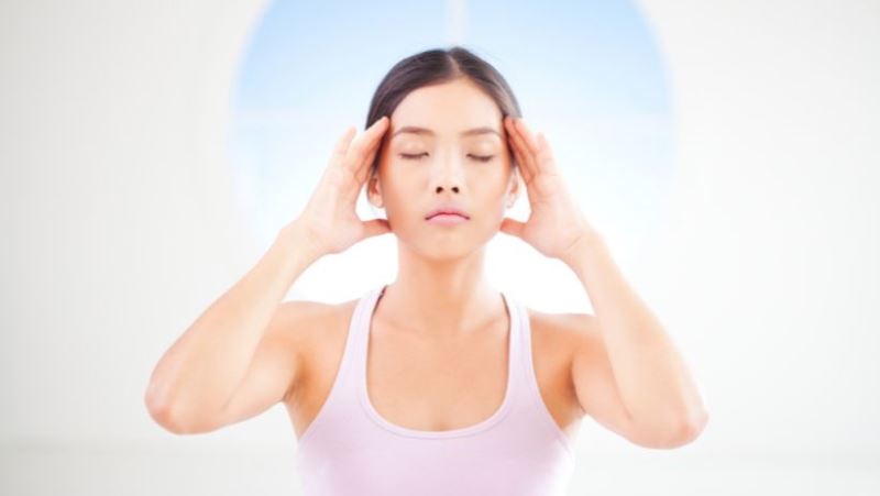 Une femme concentrée grâce à un bonne gestion du stress