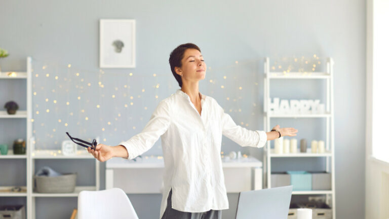 Une femme en plein exercice de visualisation
