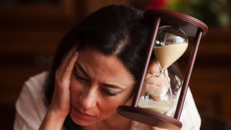Une femme en train de se mettre la pression