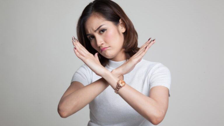 Une femme qui dit non pour éviter la pression