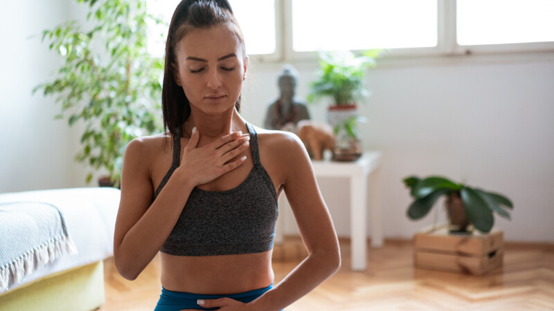 Une sportive qui pratique des exercices de respiration