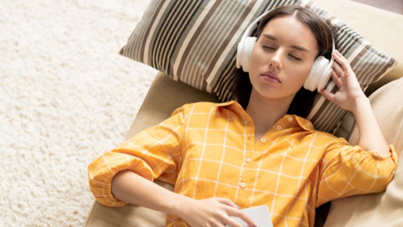 Une femme qui se relaxe pour gérer et surmonter sa peur