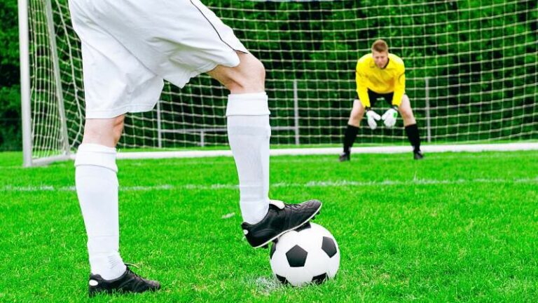 Un moment décisif avec beaucoup de pression dans un match de foot
