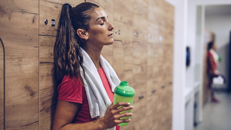Une femme qui essaye de se concentrer avant son match de football