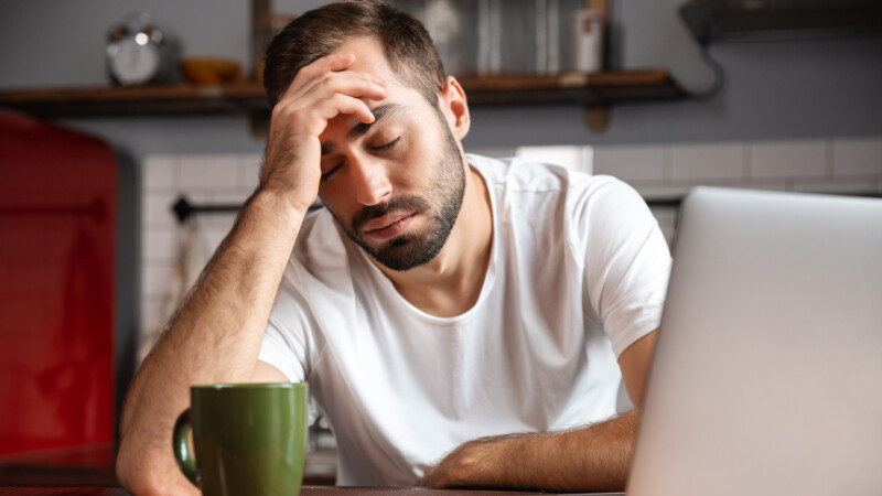 Un homme fatigué à cause d'un burn-out