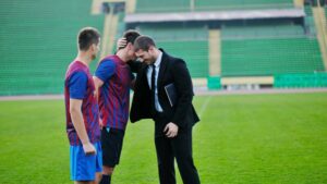 Un préparateur mental qui encourage une équipe de foot