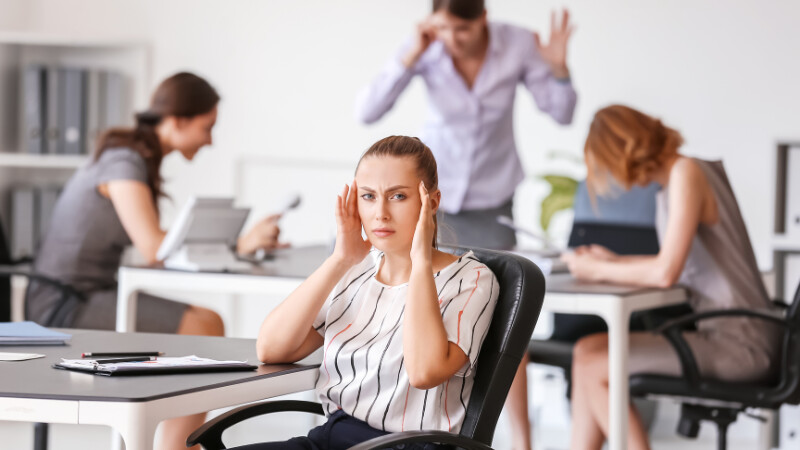 Une femme en burn-out dans son milieu de travail