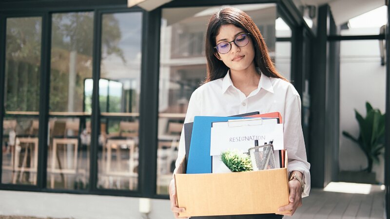 Une femme qui vient de démissionner à cause d'un burn-out