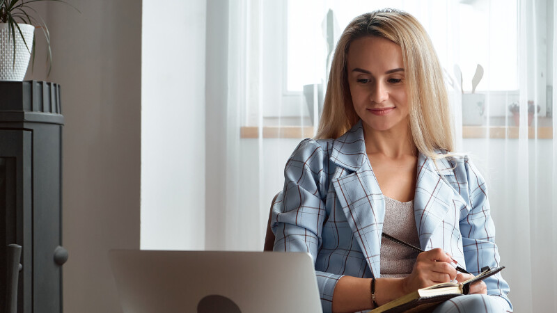 Une femme suivant une formation de préparateur mental à distance