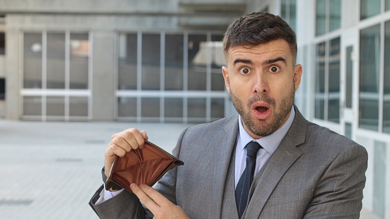 Une homme sans moyens financiers qui désire se former en préparation mentale