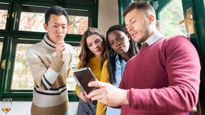 Un dirigeant d'entreprise qui s'adapte aux différences culturelles