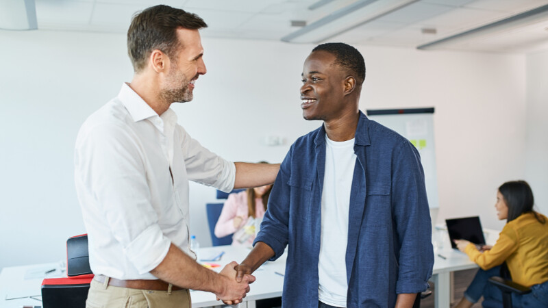 Un manager qui accueille un salarié guéri d'un burn-out