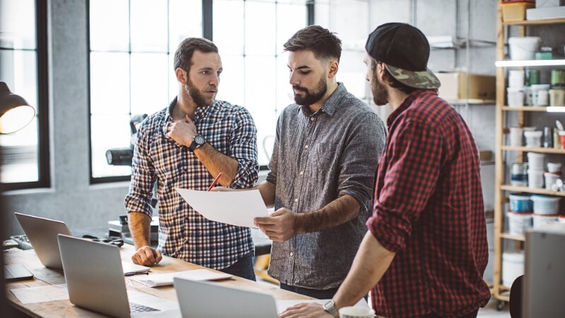 Un manager qui réorganise le travail dans son entreprise