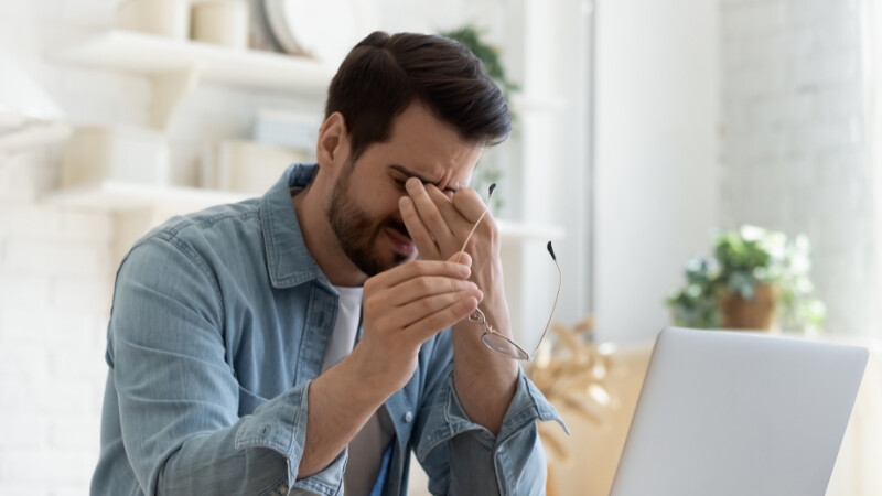 Un professionnel en entreprise qui a des blocages