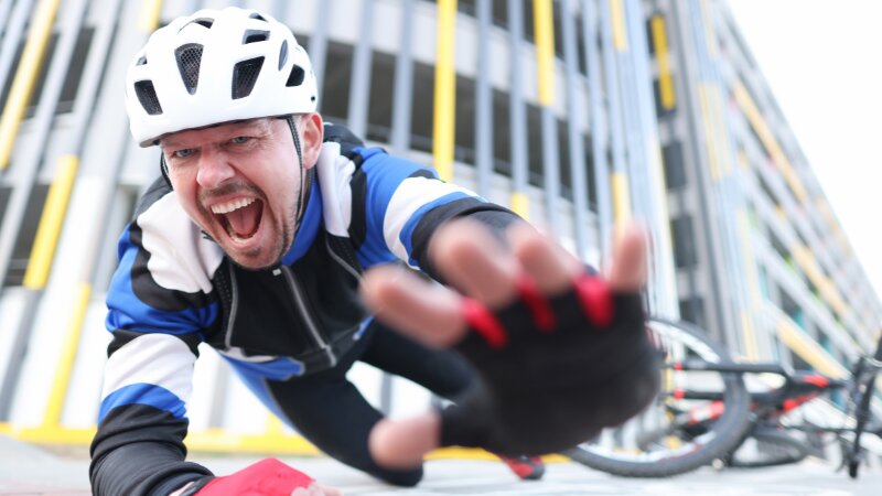 Chute d'un cycliste à cause de la pression et de la perte de coordination