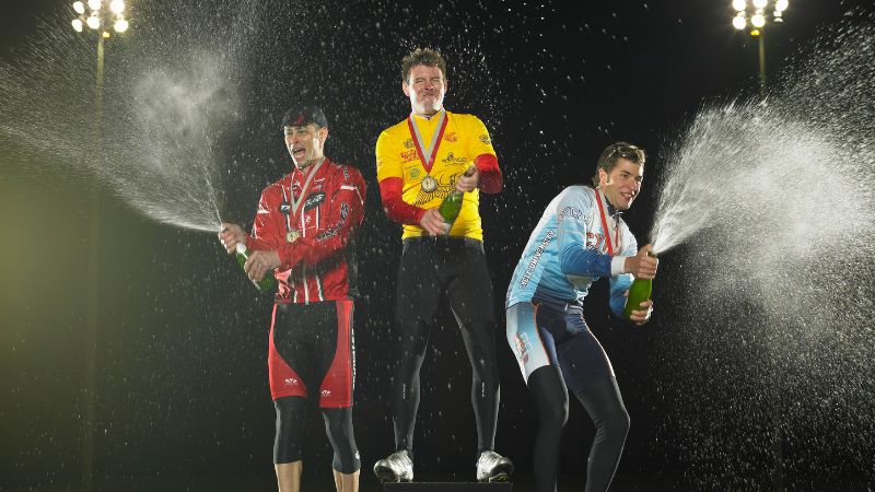 Des sportifs fiers d'eux qui célèbrent leur réussite