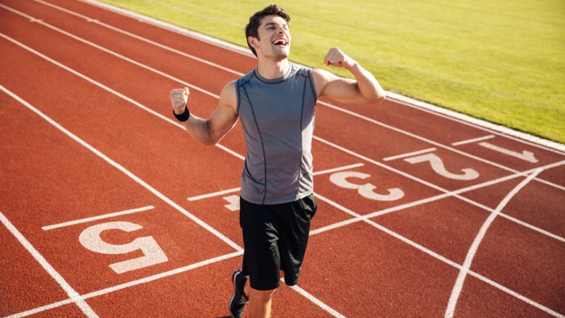 Un athlète heureux d'avoir atteint son objectif à l'entraînement
