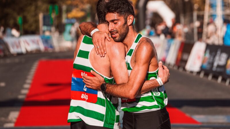Un coureur qui témoigne sa reconnaissance et sa fierté envers un compatriote pour ses performances