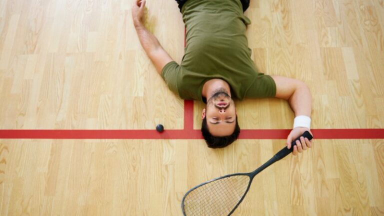 Un joueur de squash en période de doute qui vient de perdre son match
