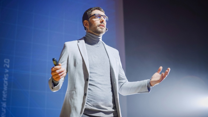 Un leader et entrepreneur à succès devenu une inspiration pour les jeunes entrepreneurs