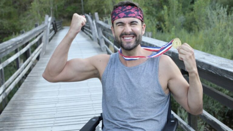 Un sportif gagnant et fier de lui grâce à la dépolarisation