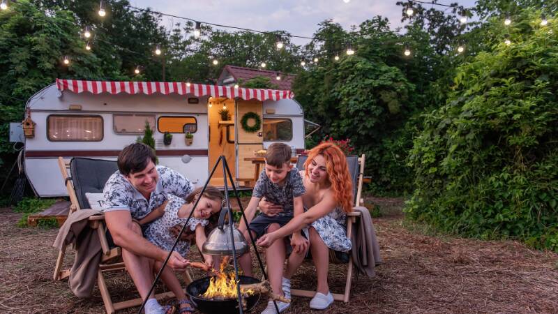 Un sportif qui part en camping avec sa famille pour se ressourcer