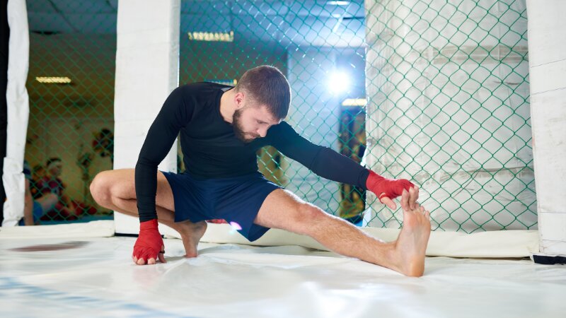 Un sportif qui se concentre sur son échauffement pour mieux gérer la pression