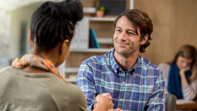 Un technicien en dépolarisation aidant une sportive professionnelle à optimiser son potentiel mental