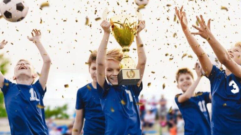 Une équipe de foot qui a atteint son objectif grâce à une bonne préparation physique et mentale