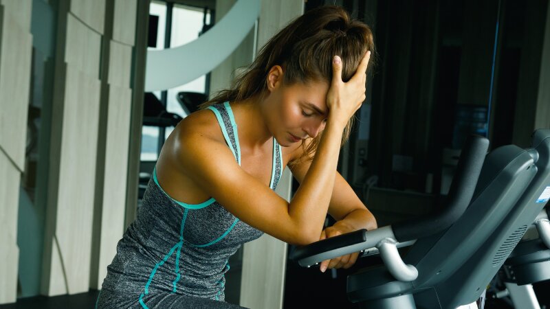 Une sportive fatiguée à cause du surentraînement