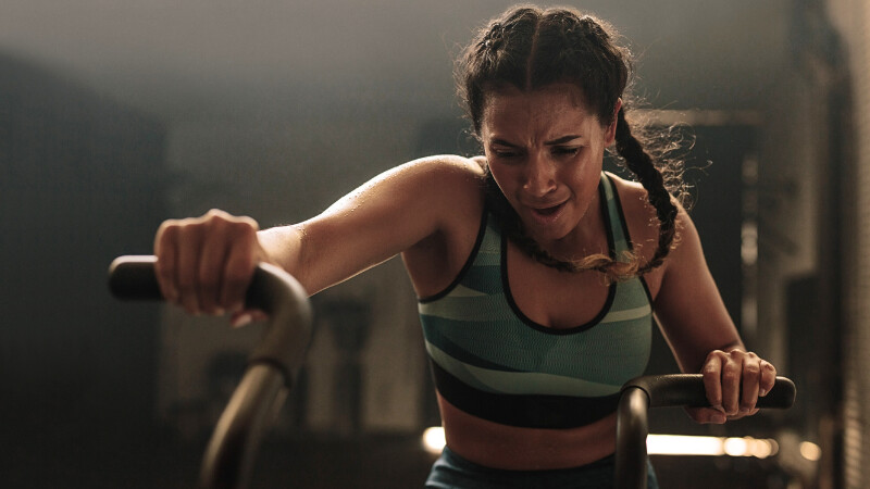 Une sportive s'entraînant rudement pour optimiser son potentiel en sport