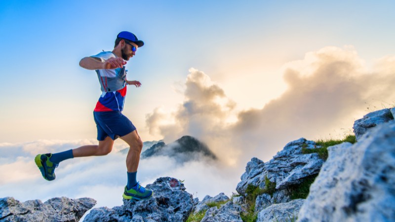 Un homme avec une bonne maîtrise de soi malgré les obstacles de sa compétition sportive