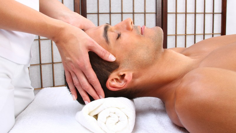 Un homme qui a choisi une thérapie alternative pour dépasser ses blocages psychologiques