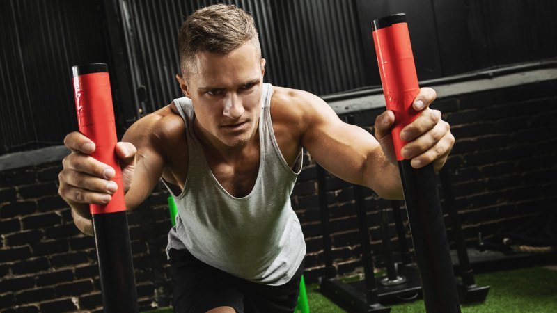 Un homme qui a une bonne résilience mentale malgré ses défaites en sport