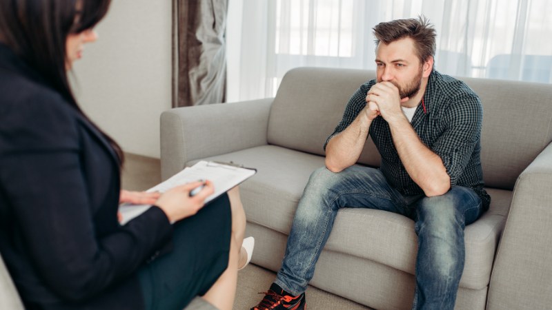 Un homme qui se demande comment vaincre un blocage psychologique