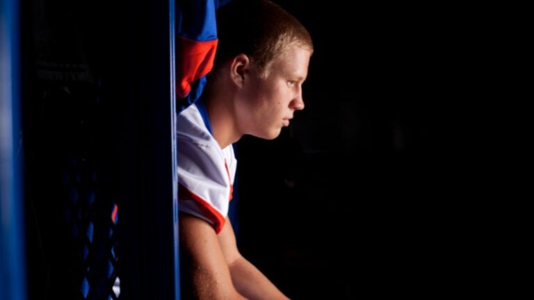 Un sportif qui essaye d'analyser les facteurs de sa défaite