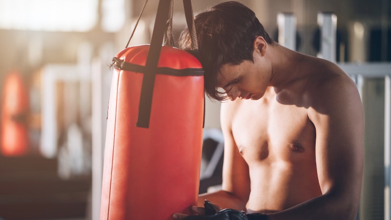 Un boxeur découragé qui a besoin d'apprendre comment devenir fort mentalement