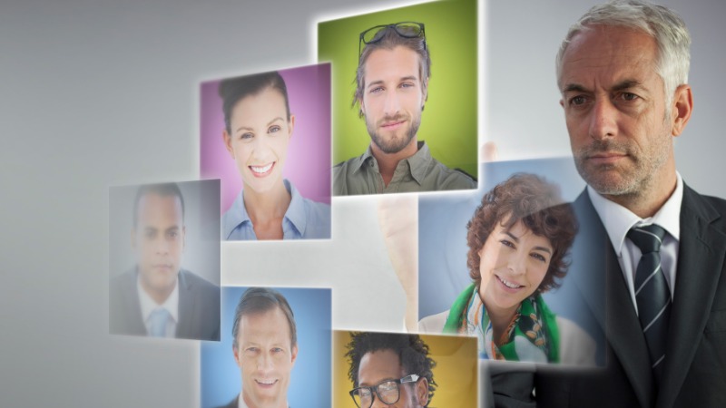 Un directeur d'entreprise avec les photos de ses cadres