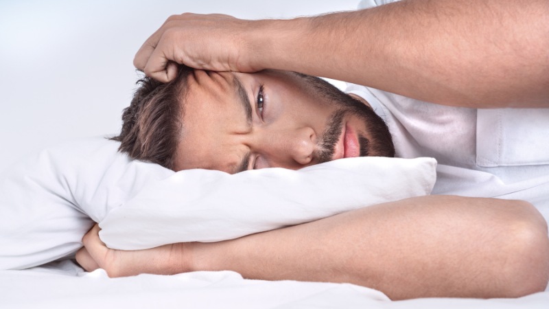 Un homme avec des pensées négatives qui a besoin de préparation mentale