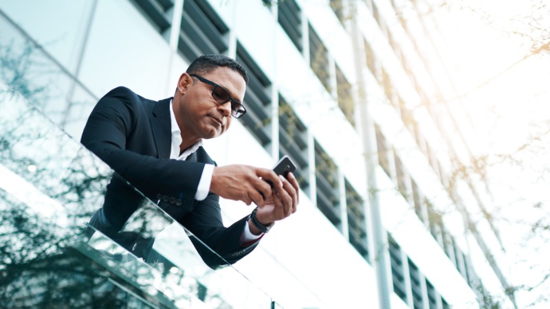 Un homme qui se repose au bureau en prenant l'air pour entretenir sa concentration