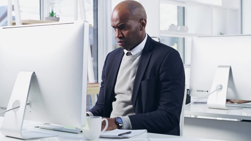 Un homme qui suit une formation de coaching en ligne