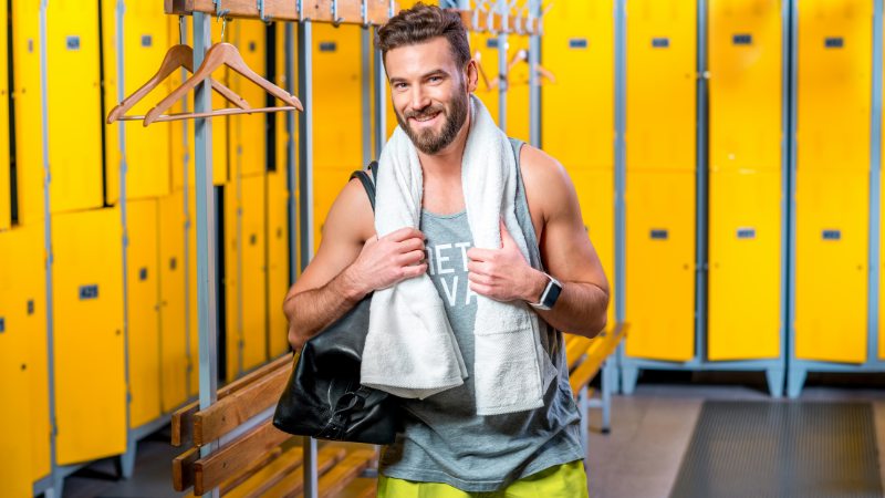 Un homme qui vient de terminer sa préparation mentale avant une compétition