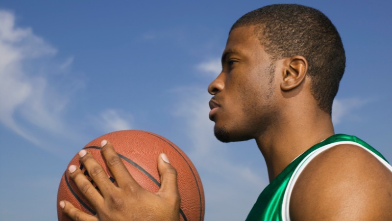 Un joueur de basket très concentré avant un lancé franc
