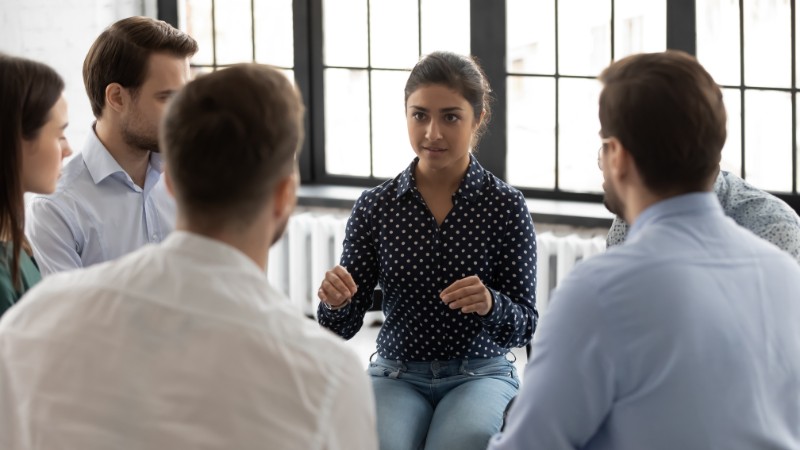 Une coach en confiance en soi au sein d'une entreprise