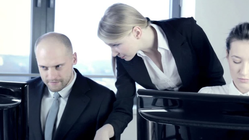 Une coach professionnelle qui encadre le personnel d'une entreprise