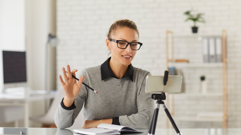 Une coach qui fait des vidéos pour la promotion de son activité