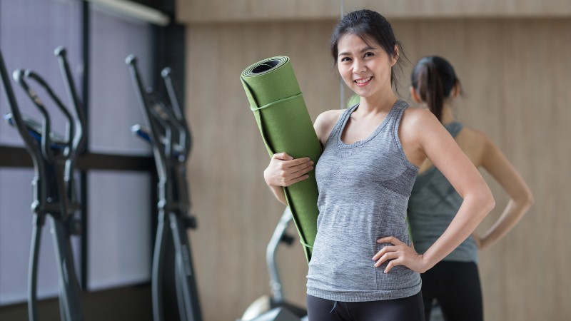 Une femme qui fait du cardio et du yoga pour améliorer sa concentration