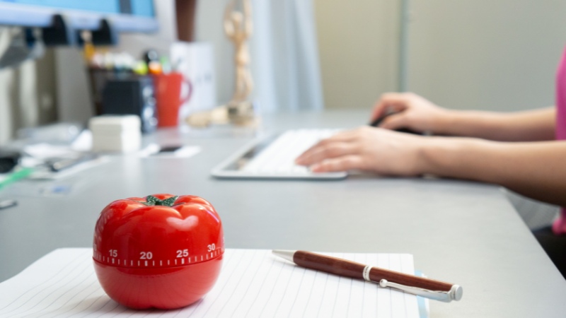 Une personne qui arrive à se concentrer grâce à la méthode Pomodoro