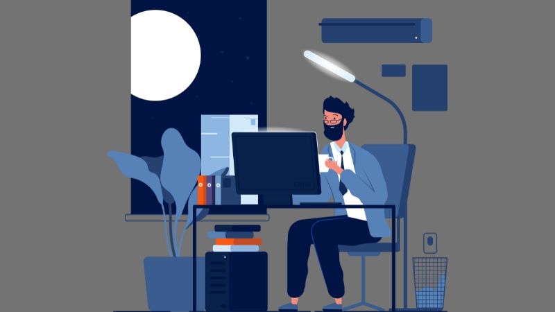 Une personne qui optimise sa concentratrion grâce à un bon éclairage pour travailler la nuit